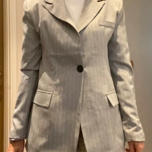 Kavaj - Kavaj ny . Aldrig använd. Grå med ränder i. Jättefin i bomull