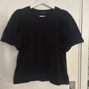 Tröja från vero Moda  - Säljer denna tröja från Vero moda som är i storlek L men passar mig typ som har storlek S, den är i bra skick och knappt använd. Säljer den pågrund av att den inte kommer till användning.🌸