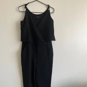 Byxdress Theory  - Byxdress från Theory, passar en small/ medium! Avklippt i benen💓