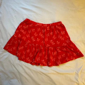 Röd fjärils kjol - Gullig röd kjol från H&M i storlek S, dock är den stor i storleken och sitter då som M