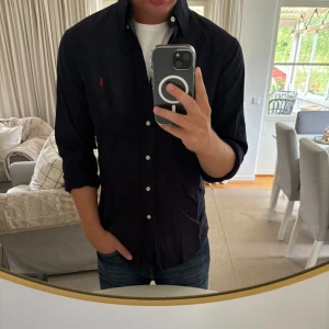 Ralph Lauren skjorta - Hej, säljer nu min fina Ralph Lauren skjorta storlek M slimfit. Den är i nyskick och kommer vara otroligt snygg i sommar. Nypris 1500kr! Vi kommer att sälja liknande produkter nu i sommar så glöm inte följa profilen!🌊🍾