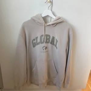 Beige h&m hoodie  - Använd Hoodie, finns små skavanker enligt bild. Annars fint skick