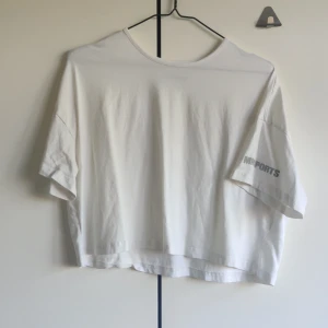 Croppad t-shirt MMsports - Tunn croppat t-shirt från mmsports. Storlek L. 
