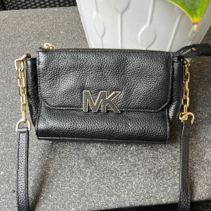 Michael kors väska  - Micheal kors väska i bra skick! Fraktas samma dag, hör av er vid frågor eller fler bilder