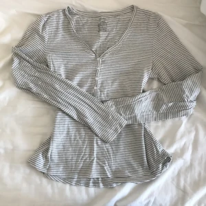 Randig tröja - Super söt natttröja som bara har varit använd en gång men funkar också som en vanlig tröja! Skriv för mer!!!