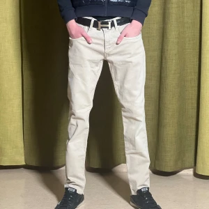 Vita replay anbass jeans - Ett par vita replay anbass i storlek W 32 L 34. Byxorna har en rak passform. vårt pris endast 449 och är i jätte finst skick och priset går att diskutera vid en snabb afär