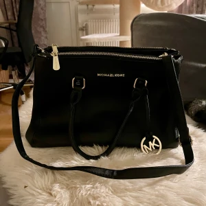 Michael Kors-liknande väska - Michael Kors-liknande väska, minimalt använd, i nyskick. 