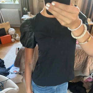 T-shirt med skinneffekt  - Snygg t-shirt med skinnärmar. 