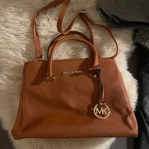 Michael Kors-liknande axelremsväska - Michael Kors-liknande axelremsväska 