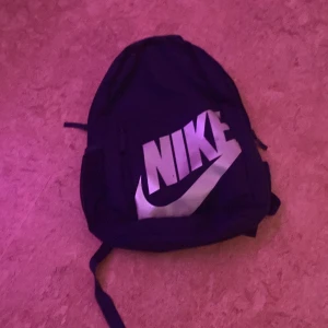 Nike skolväska - Bra för o ha till skolan i använt skick då säljer jag billigt