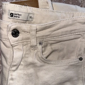 Beigea jeans från Gina Tricot - Fina beigea jeans från Gina tricot, knappt använda. Storlek 32. Ny pris 499kr, mitt pris 200kr + frakt. Pris kan diskuteras vid snabb affär. 