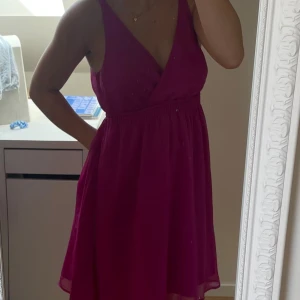 Klänninf - Jätte söt rosa klänning från vero moda som är köpt secondhand🩷 fåtal gånger använd utan defekter🩷