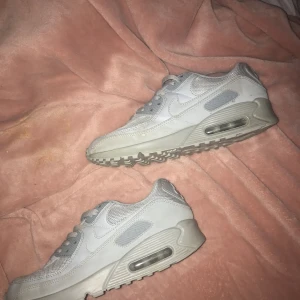 Nike air Max 90 - Hej säljer mina m90s för dome förstora för mig använda 2-3 gånger jätte sköna passar till mycke…