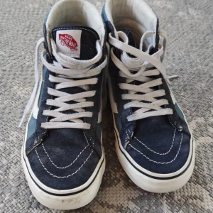 Vans vinterfodrade stl 38 - Vinterfodrade vans i stl 38. Lite använda. Mycket bra skick, endast lite smutsiga. 