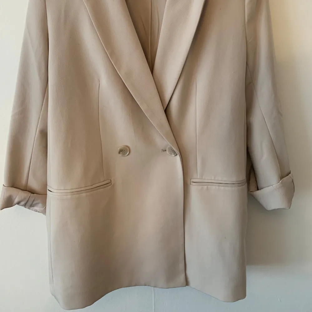 Beige kavaj/blazer från H&M. Nyskick, Använd 1 gång. Vadderade axlar. Strl S. Lång/lite oversize, passar även de som har M. Kan mötas upp i Stockholm och Uppsala. . Kostymer.