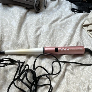 Remington locktång 💕 - Säljer min remington locktång som jag inte använder längre, den funkar helt utmärkt det ändå är att det är gult där håret är eller i mitten och det blir det när man anvlnder vita locktänger men den är väldigt bra köpte för 415kr och säljer för 200kr