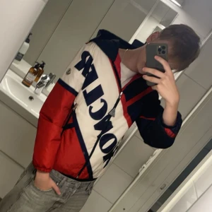 Moncler Bert Giubbotto (ÄKTA) - Sällsynt Moncler jacka finns tag. Skick 8/10 Storlek 14/168 men passar lite större. Först till kvarn