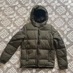 Vinterjacka - Dunjacka från dbrand i mycket bra skick✨storlek S! Så skön och varm! Har luva, två ytterfickor och två innerfickor