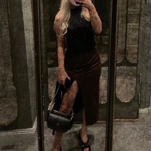 Kjol med slit  - Använd ett fåtal gånger, i fint skick🩷 