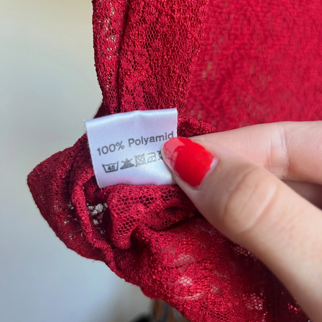 Rött linne i spets  - 91