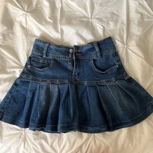 Volang jeans kjol  - Säljer denna super snygga jeans kjol köpt här på Plick, säljer på grund av attt den aldrig kommer till användning och har aldrig haft på mig den. Finns inga tecken på användning, så super bra skick🌸🌸