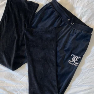 Juicy Couture  - Supercoola Juicy byxor som jag säljer eftersom de inte används 💘Storleken är 15/16 och passar XS-S. Skicket är bra men spår av användning förekommer. Skriv privat vid frågor 💞