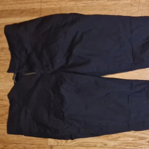 Svarta jeans från LCW Jeans - Ett par svarta jeans frzån LCW Jeans, tillverkade av indigo denim. Byxorna har en dragkedja och är i storlek W30.