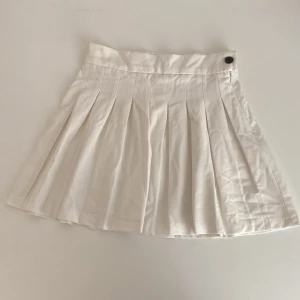 Plisserad kjol - Vit tenniskjol 🎾 jag har klippt bort lappen bak och minns inte storlek lr varifrån jag köpte den men antagligen Bershka eller River Island, och storlek S.