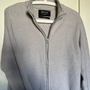 Fullzip  - |säljer en riktigt skön fullzip i ett skönt mysigt material perfekt till hösten!🌟| |Den är grå/beige i färgen och i storlek Small🌟| |Endast använd ett fåtal gånger och är som ny!🌟| |nypriss 400:- mitt pris 150:-🌟| |Hör av dig vid funderingar!🌟|