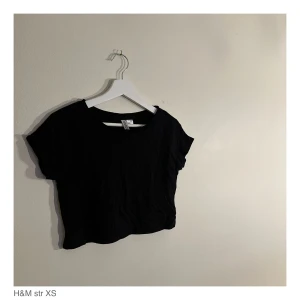 Svart kort t-shirt  - Kort t-shirt från H&M. 