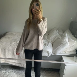 Jättefin stickad tröja - Super fin stickad tröja i beige💕