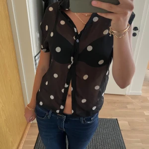 Blus - Prickig blus som kan användas lite olika. Storlek samt märke har tagits bort. Men gissar på att storleken ligger runt 36/38 då jag har de🥰