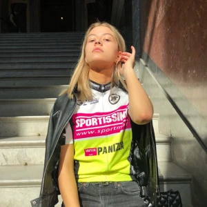 Cykeltröja!!! - Väldigt häftig cykeltröja som absolut kan användas i en outfit. Sitter tajt🤍