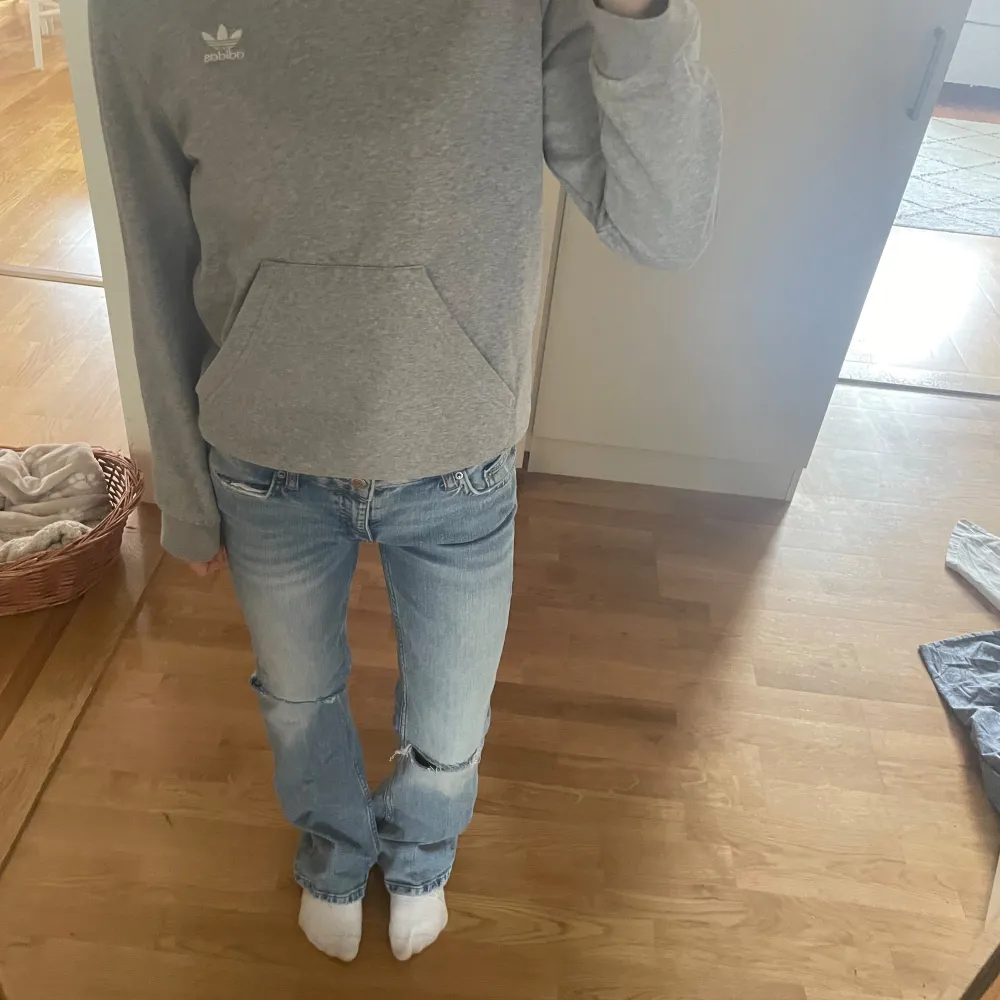 Säljer du en adidas hoodie i nyskick, använd några gånger. Den är i storlek 146 men passar mig som är 156 och 16. . Hoodies.