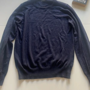 Blå Kashmir tröja - Säljer min blåa movesgood Kashmir tröja i storlek S