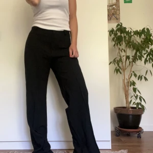 Kostymbyxor - Svarta kostymbyxor storlek M som sitter bra och har ett fint veck på framsidan!!🤩❤️Säljer då de inte kommer till användning!!