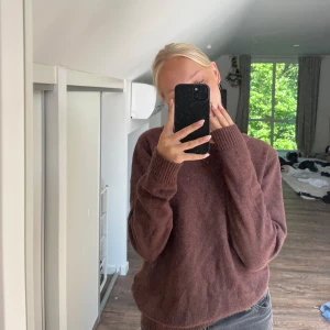 Brun stickad - Säljer denna fina stickade tröja, använd fåtal gånger, tröjans skick är som ny! 💞💞