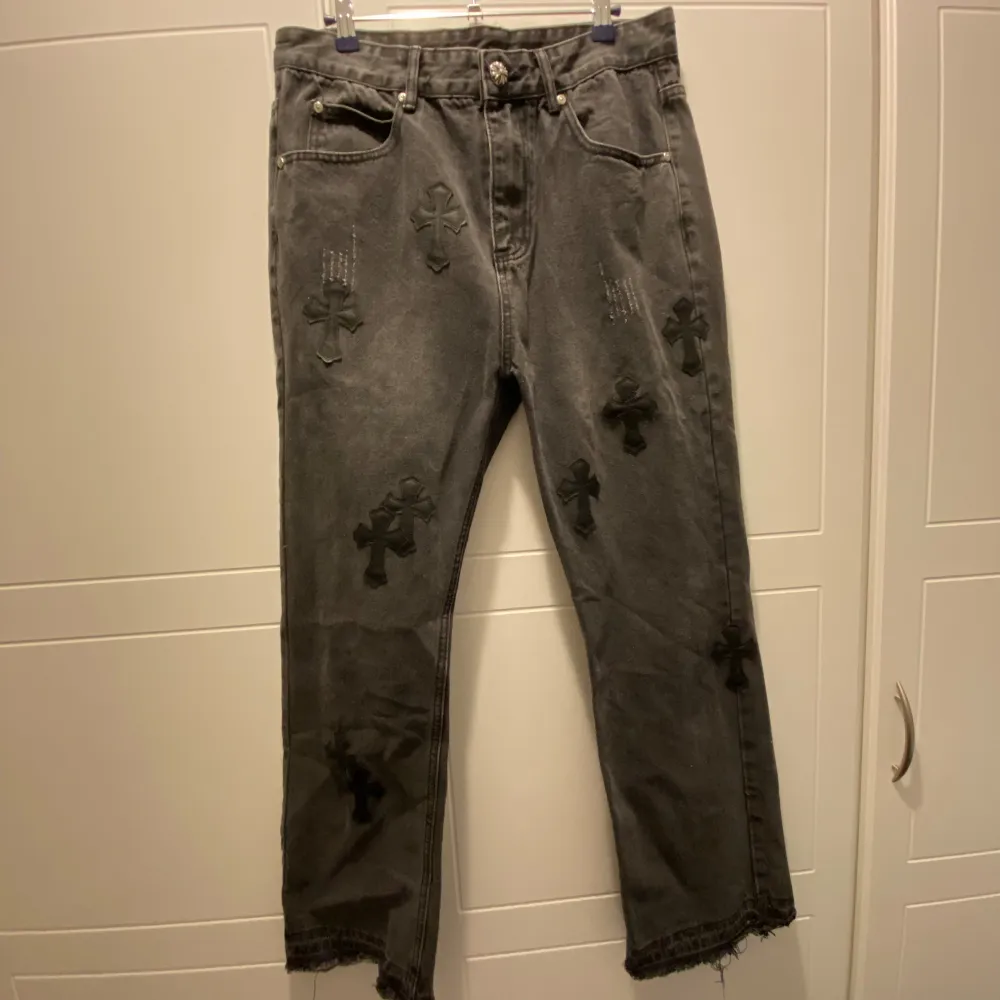 ett par svarta chrome heart jeans med svarta läder kors. knapt använda med små slitna vid slutet av benet vid foten. skriv om du vill ha fler bilder eller mer information:). Jeans & Byxor.