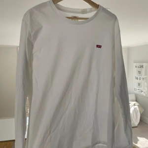 Levis tröja/sweatshirt  - Säljer denna Levis tröja 👕  Är en långärmad T-shirt som är standard fit i storleken 👕👖 Skick 7.5/10  Skriv gärna för mer information och bilder 🙌🏻👊🏻  
