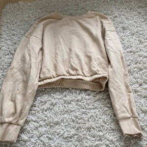 Beige mjukiströja  - Snygg, mjukiströja . Köpt på lager 157 i storlek xs/s💓