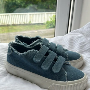 Skor  - Ass söta skor med jeans tyg som är slutsålda i alla storlekar!🩵 (Skorna är ljusare än vad som framstås på bilderna, se sista bild) Skorna är använda fåtal gånger och nästan som nya! Köpta på zalando men är från even&odd!  Nypris 379 kr!