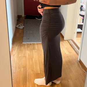 Långkjol  - Jättefin lång kjol från Gina tricot , köpt förra sommaren , knappt använd