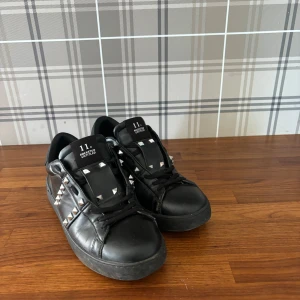 Valentino skor - Köpte dessa valentino skor på Plick men säljer dom nu då jag knappt använder dom, bra skick förutom att det saknas en nit. Låda eller kvitto med följer inte.
