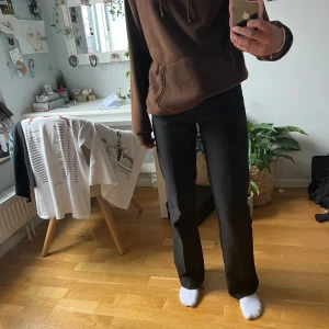 Brun hoodie - Brun hoodie med flis på insidan 