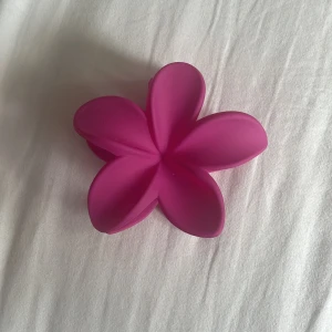 Hårklämma blomma  - En fin rosa hårklämma som knappt använts.✨ Nyskick, finns i Halmstad 