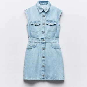 Jeansklänning - Säljer denna jeanssklänning från zara. Använd några gånger men nyskick😇
