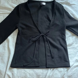 Kofta - Supergullig kofta i jättebra skick🫶🏻knuten går att knyta upp!