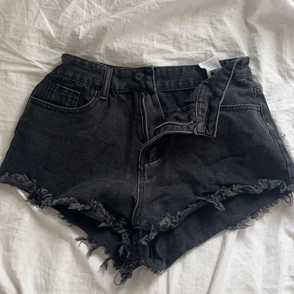 Supersnygga jeans shorts med snygga detaljer på fickorna!🫶🏻 Lappen är borta men storleken är S skulle jag säga . Shorts.