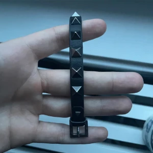 Valentino Armband - Säljer detta feta valentino armband i bra skick. Har box. Vill helst byta mot något intressant helst dojor så de ba skriva pm vid byten eller frågor!