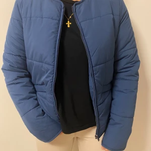 Marinblå jacka - En marinblå jacka som är skön, fin och bekväm. Passar perfekt inför hösten. Den är helt ny och har prislappen kvar men passar tyvärr inte.